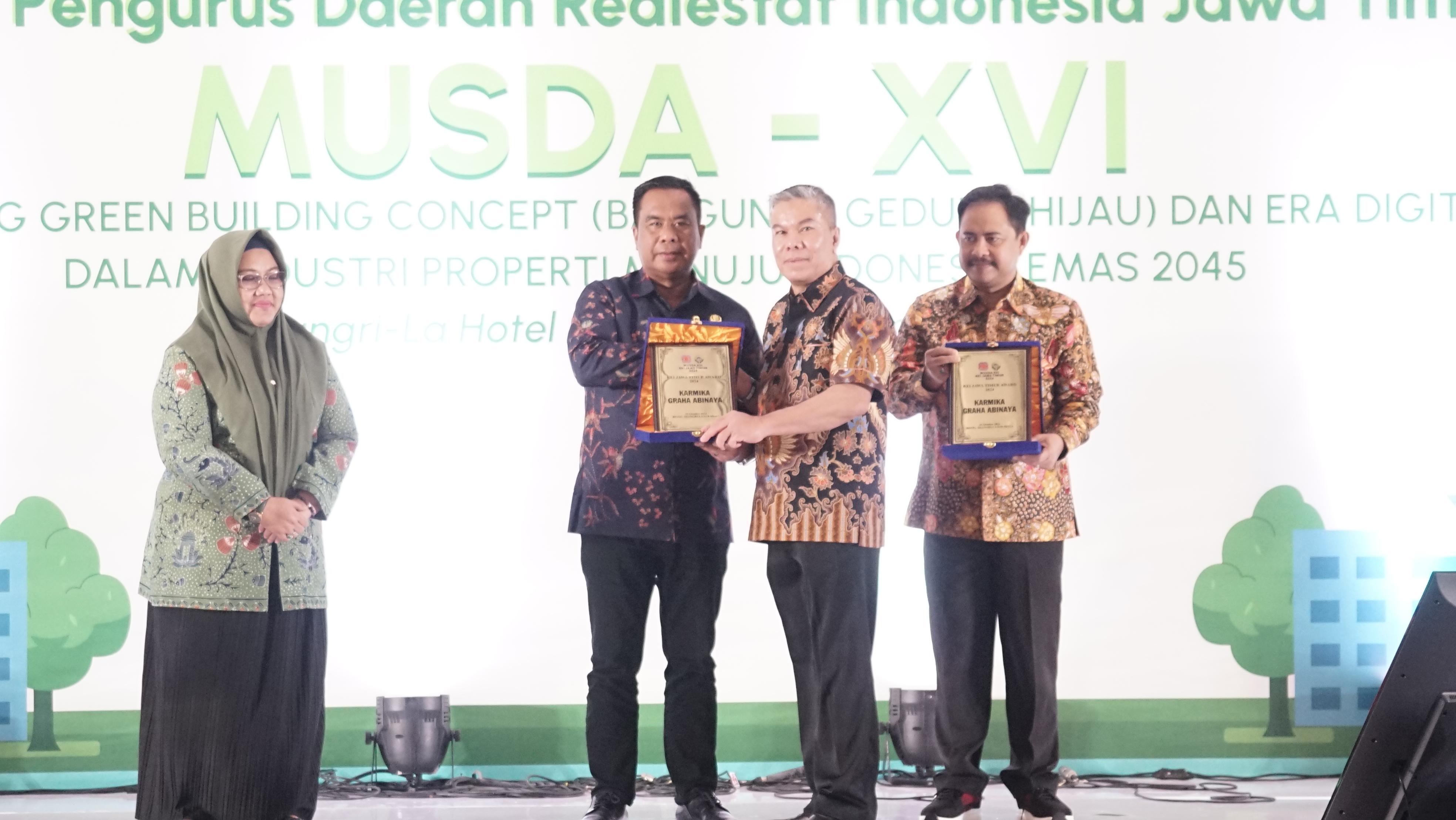 PENGHARGAAN - Pjs Bupati Sidoarjo Muhammad Isa Ansori didampingi Kepala Dinas P2CKTR M Bachruni Aryawan menerima penghargaan Karmika Graha Abinaya saat Musda ke XVI 2024 DPD REI Jawa Timur, di Hotel Shangri-La Surabaya, Rabu (16/10/2024). 