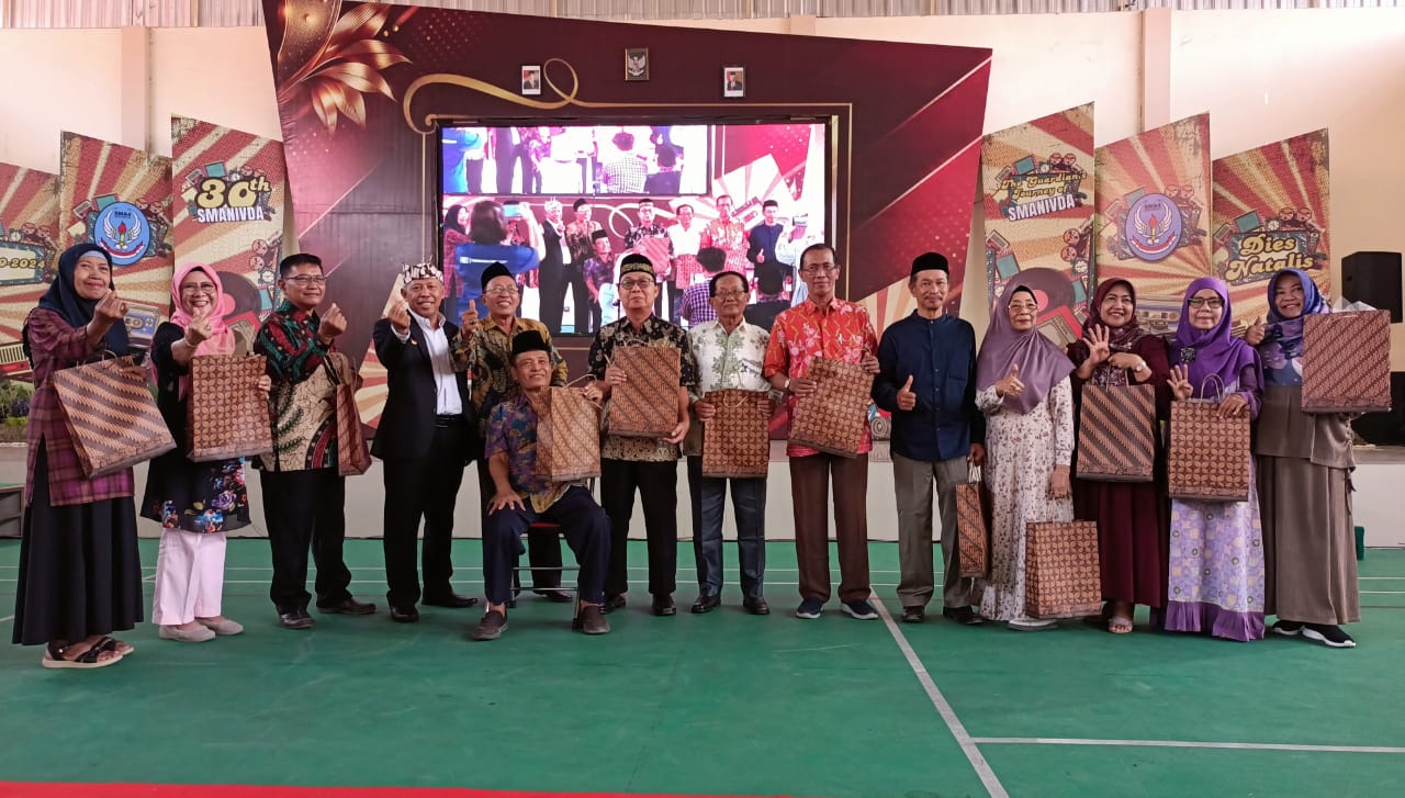 CINDERAMATA - Kepala SMAN 4 Sidoarjo, Dr Karyanto menyerahkan cinderamata bagi para guru yang sudah purna tugas saat acara Dies Natalis ke 30 SMAN 4 Sidoarjo di Aula sekolah setempat, Jumat (18/10/2024). 