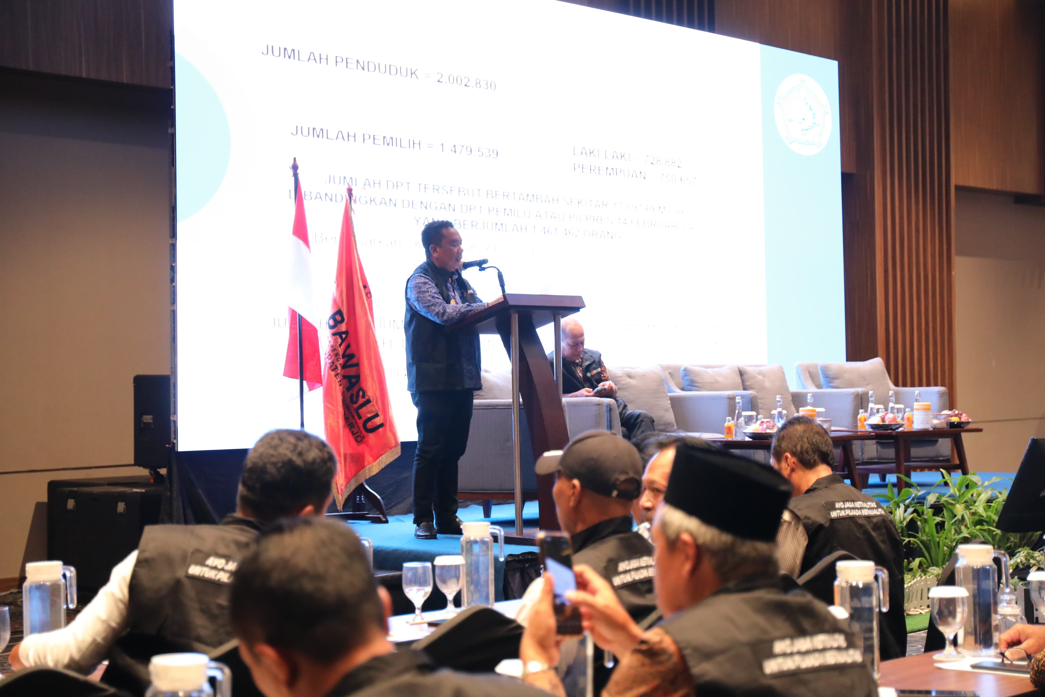 NETRALITAS - Pjs Bupati Sidoarjo, Muhammad Isa Anshori mengajak 346 Kades yang tersebar di 18 Kecamatan di Sidoarjo menjaga netralitas selama Pilkada Tahun 2024 di acara Diseminasi Netralitas Aparatur Desa di Hotel Aston Sidoarjo, Jumat (18/10/2024) sore.
