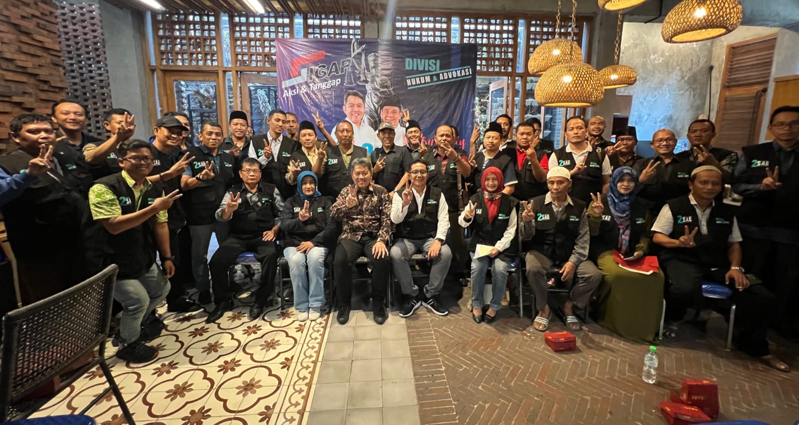 DUKUNGAN - Sekitar 100 advokat dan legal hukum mendukung dan bergabung Divisi Hukum dan Advokasi Tim Pemenangan Paslon Calon Bupati dan Wakil Bupati, Achmad Amir Aslichin dan Edy Widodo (SAE) saat Rakor di Posko Perumahan TPI Sidoarjo, Sabtu (19/10/2024).
