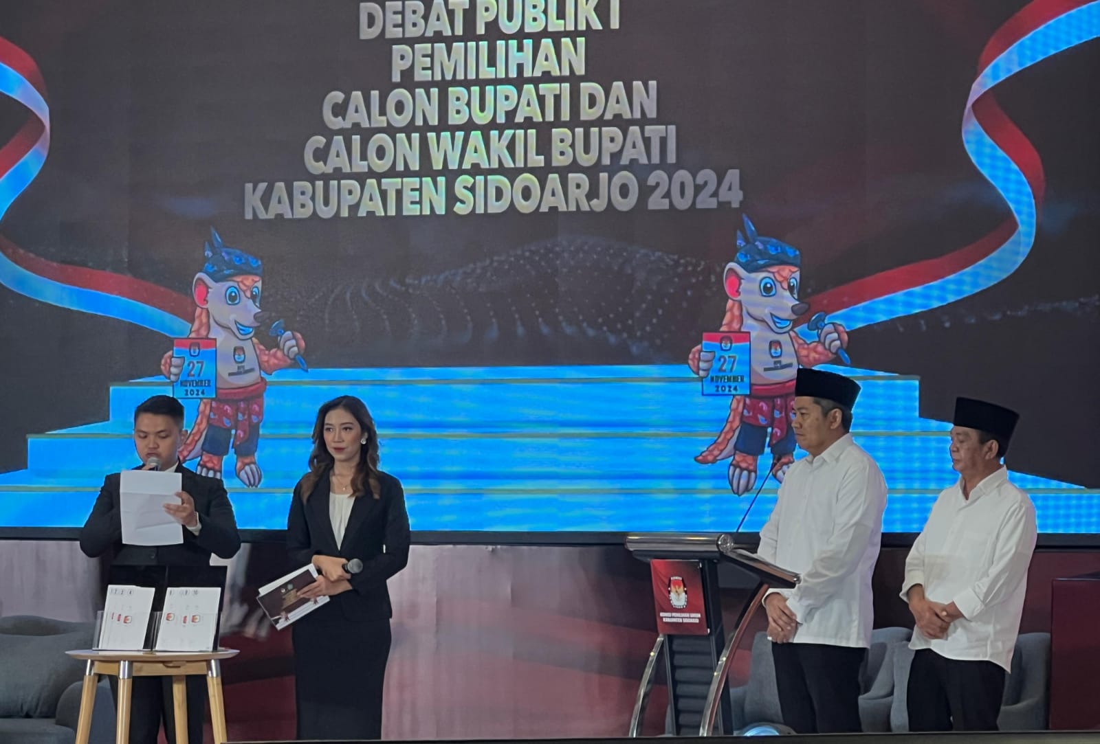 KUASAI - Pasangan Calon (Paslon) Bupati dan Wakil Bupati Sidoarjo, Achmad Amir Aslichin dan Edy Widodo (SAE) tampil meyakinkan dalam debat perdana KPU Sidoarjo di Fave Hotel, Sabtu (19/10/2024) malam. 