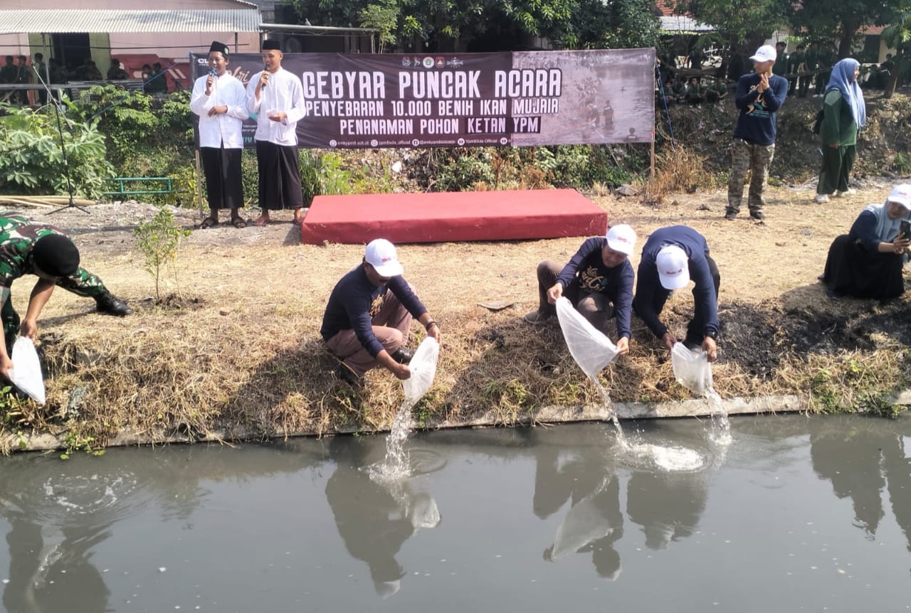 TEBAR - Guru dan ribuan siswa SMK YPM 8 Sidoarjo menebar 10.000 bibit ikan nila di Sungai Luwung Desa Sarirogo, Kecamatan Sidoarjo dalam rangka puncak Peringatan Hari Santri Nasional serta program Ketahanan Pangan Nasional (Ketan), Selasa (22/10/2024).