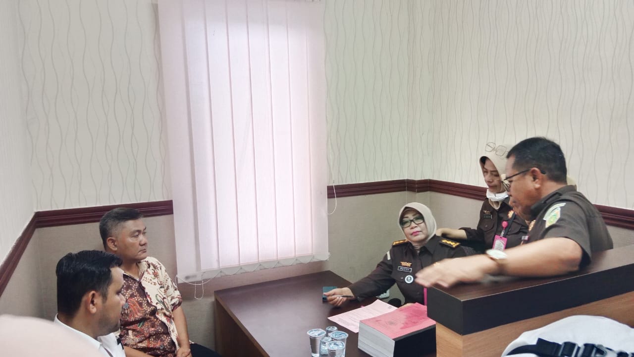SERAHKAN - Penyidik Pegawai Negeri Sipil (PPNS) Kanwil DJP Jatim II bersama Jaksa Peneliti Kejaksaan Tinggi dan Tim Korwas Reskrimsus Polda Jatim menyerahkan tersangka ROP bersama barang bukti ke Kejari Sidoarjo, Senin (21/10/2024).