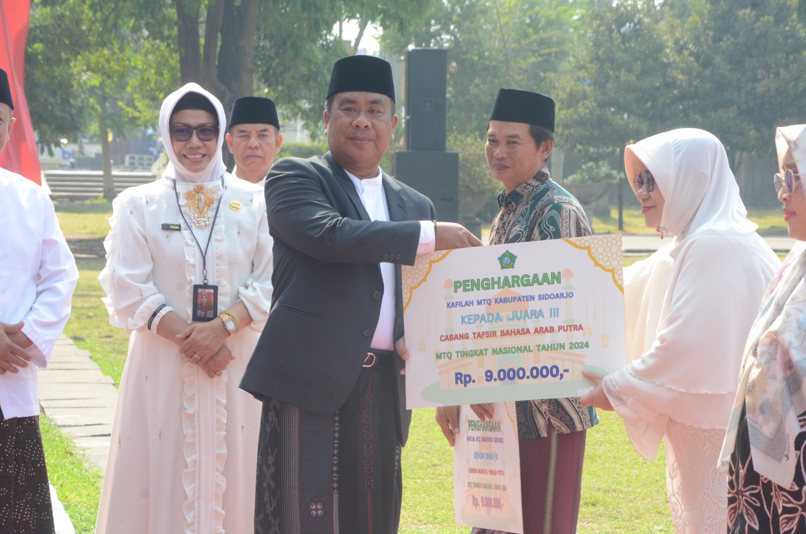 HSN - Pjs Bupati Sidoarjo, Muhammad Isa Ansori memimpin apel peringatan Hari Santri Nasional (HSN) 2024 digelar Pemkab Sidoarjo di Alun-Alun Sidoarjo dilengkapi pemberian penghargaan bagi para santri, Selasa (22/10/2024).