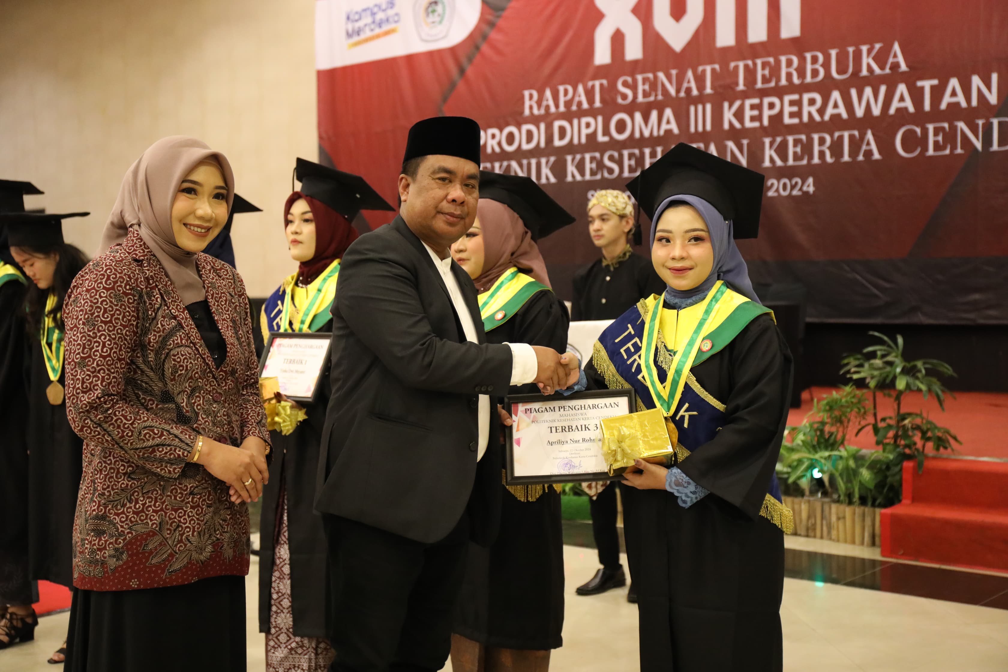 WISUDA - Pjs Bupati Sidoarjo, Muhammad Isa Anshori menghadiri acara wisuda mahasiswa Program Studi D3 Keperawatan Politeknik Kesehatan Kerta Cendekia Sidoarjo yang digelar di The Sun Hotel, Selasa (22/10/2024).