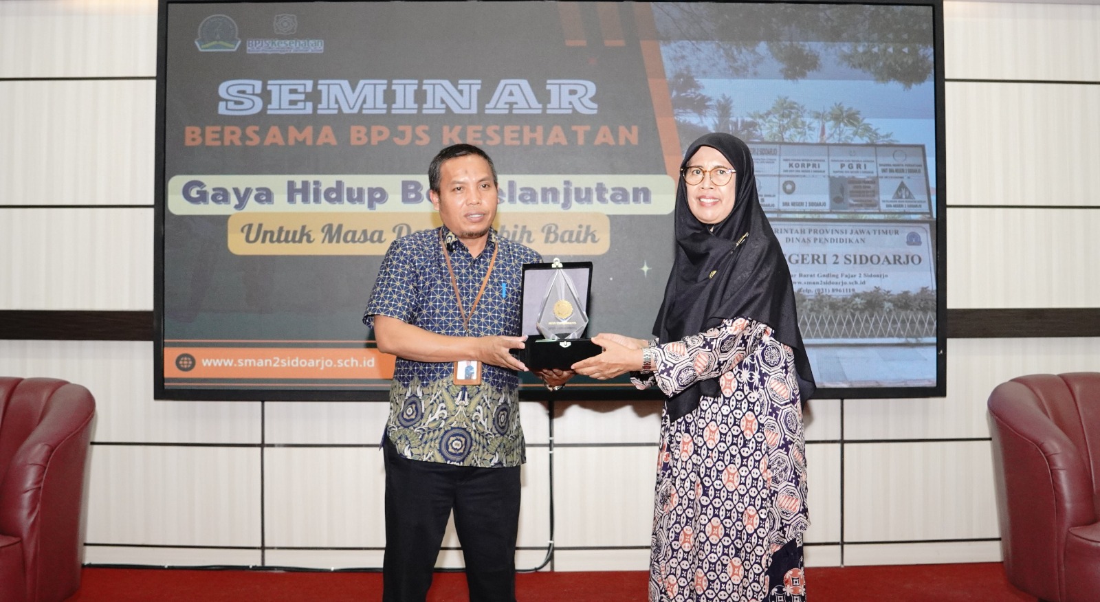 SOSIALISASI - Kepala BPJS Kesehatan Kantor Cabang Sidoarjo, Munaqib menyampaikan sosialisasi pemahaman dasar tentang Jaminan Kesehatan Nasional (JKN) kepada para pelajar SMA 2 Sidoarjo di aula sekolah setempat, Selasa (22/10/2024).