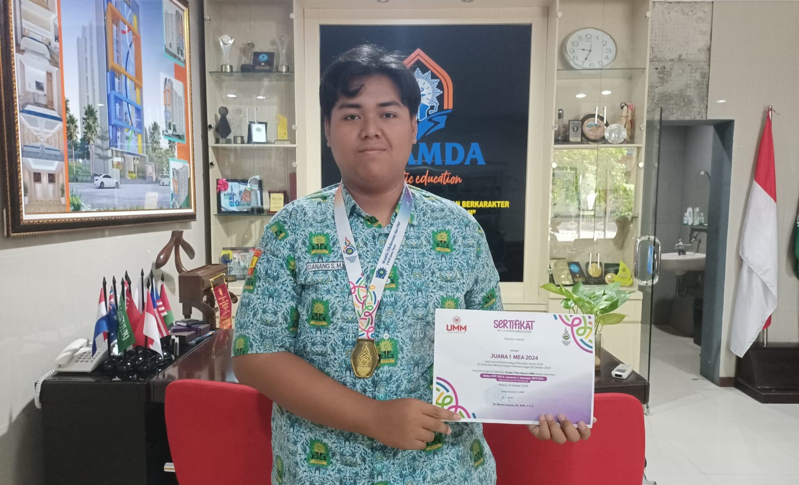JUARA - Siswa kelas 10 - 6 Smamda Sidoarjo, Danang Syamsuddin Machmud juara 1 Seni Baca Al Qur'an di acara Muhammadiyah Education Awards (MEA) Tahun 2024 tingkat nasional yang diselenggarakan PWM Jatim di Universitas Muhammadiyah Malang (UMM) kemarin.