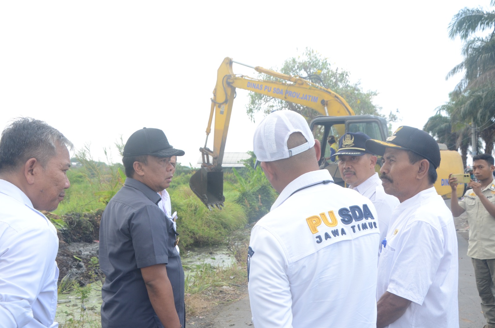 NORMALISASI - Pjs Bupati Sidoarjo, Dr Muhammad Isa Ansori memastikan normalisasi sungai di Desa Masangan dan Desa Sukolegok, Kecamatan Sukodono, Sidoarjo berjalan lancar sebagai upaya meminimalisir banjir, Rabu (23/10/2024).