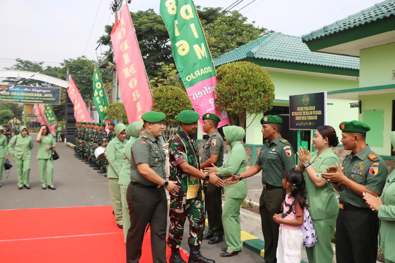KUNJUNGAN - Danrem 084/BJ Brigjen TNI Danny Alkadrie kunjungan kerja ke Kodim 0816 Sidoarjo disambut hangat Dandim 0816 Sidoarjo Letkol Inf Dedyk Wahyu Widodo dan Pjs Bupati Sidoarjo Muhammad Isa Ansori, Rabu (23/10/2024). 