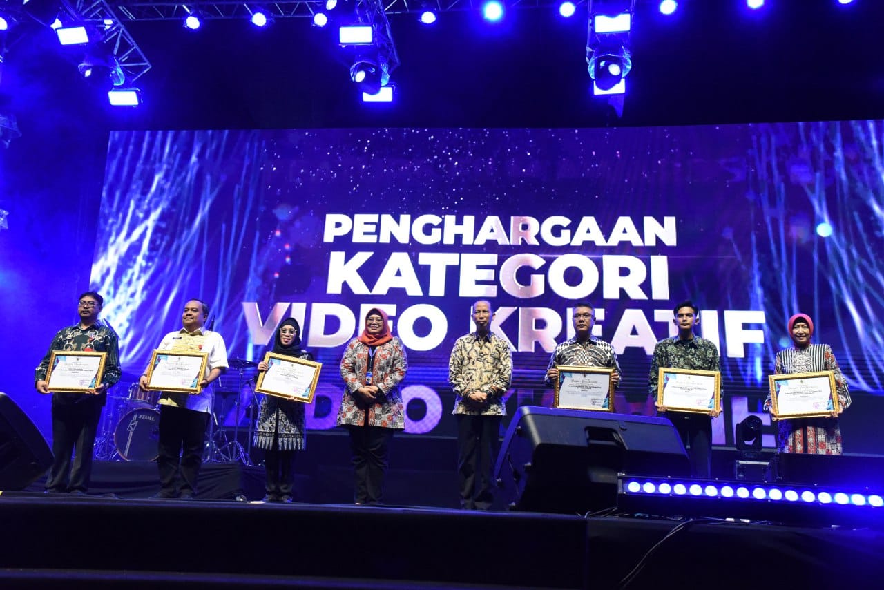 PENGHARGAAN - Dinas Kominfo Pemkab Sidoarjo meraih penghargaan Jatim Public Relations Award (JPRA) dalam acara Awarding JPRA dan Satuan Data (SATA) Award di Gor Rangga Jaya Anoraga, Tuban, Rabu (23/10/2024) malam. 