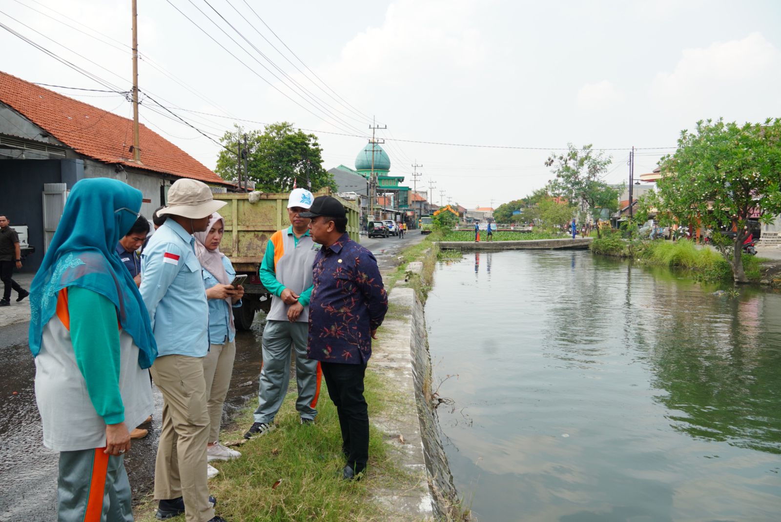 NORMALISASI - Pjs Bupati Sidoarjo, Muhammad Isa Ansori memerintahkan normalisasi sungai dan harus bersih dari sampah seperti di Sungai Pelayaran Tawangsari, Kecamatan Taman, Sidoarjo, Kamis (24/10/2024).