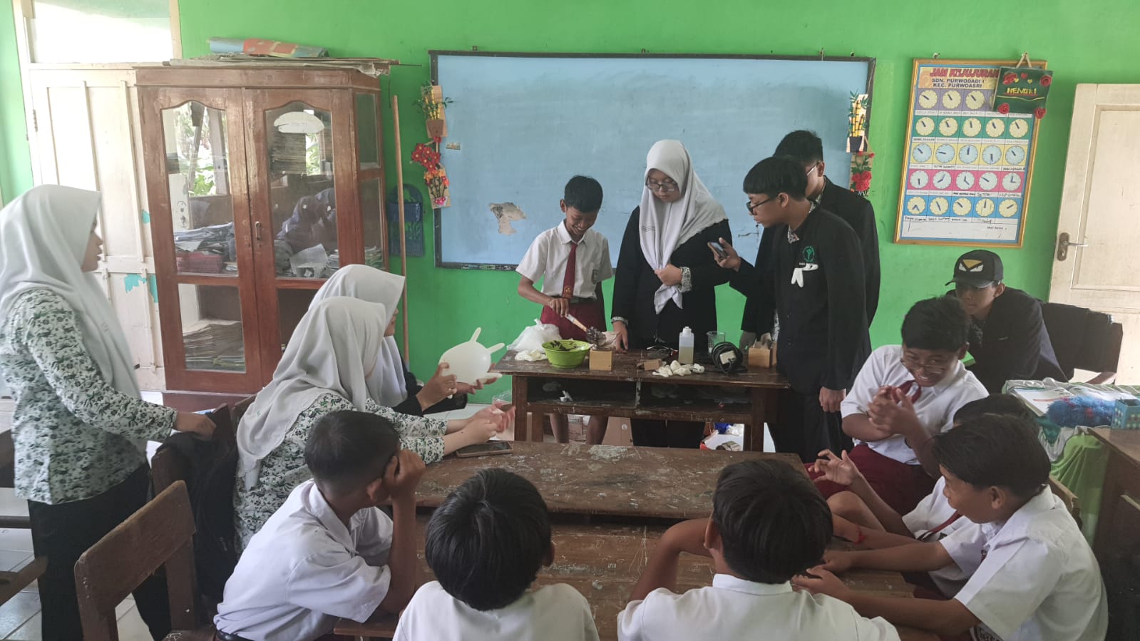 MISI SOSIAL - Siswa dan siswi kelas XI SMA Al Muslim mengikuti kegiatan Social Mission (Misi Sosial) bertemakan Youth Synergy For a Sustainable Future di Desa Purwodadi Kecamatan Purwoasri, Kabupaten Kediri, Rabu (23/10/2024). 