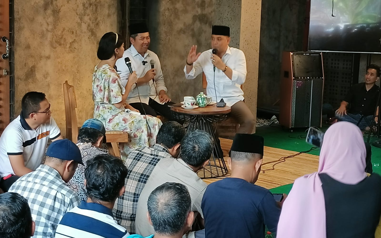 SINERGI - Cabup Sidoarjo, Achmad Amir Aslichin berdialog dengan Cawali Surabaya, Eri Cahyadi untuk mensinergikan program pengembangan ekonomi dan moda transportasi di Posko Pemenangan Paslon SAE di Perumahan Taman Pinang Indah (TPI), Sidoarjo, Kamis (24/1