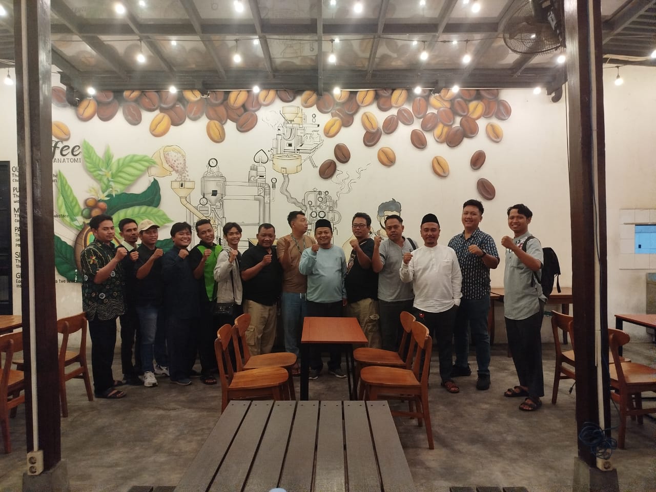 FINALISASI - Majelis Daerah Korps Alumni HMI (MD KAHMI) Sidoarjo rapat finalisasi persiapan Dialog Publik KAHMI dalam Pilkada Sidoarjo di Manis ae Caffe, kawasan Perumahan Taman Pinang Indah (TPI), Sidoarjo, Jumat (25/10/2024) malam. 