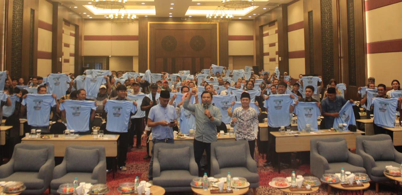 DEKLARASI - Ratusan relawan Sahabat Baik Khofifah - Emil bersemangat menggemakan yel-yel Lanjutkan dan Jatim Maju Berprestasi mengiringi deklarasi Sahabat Baik Khofifah - Emil Calon Gubernur dan Wagub Jatim nomor di Fave Hotel Sidoarjo Sabtu (27/10/2024).