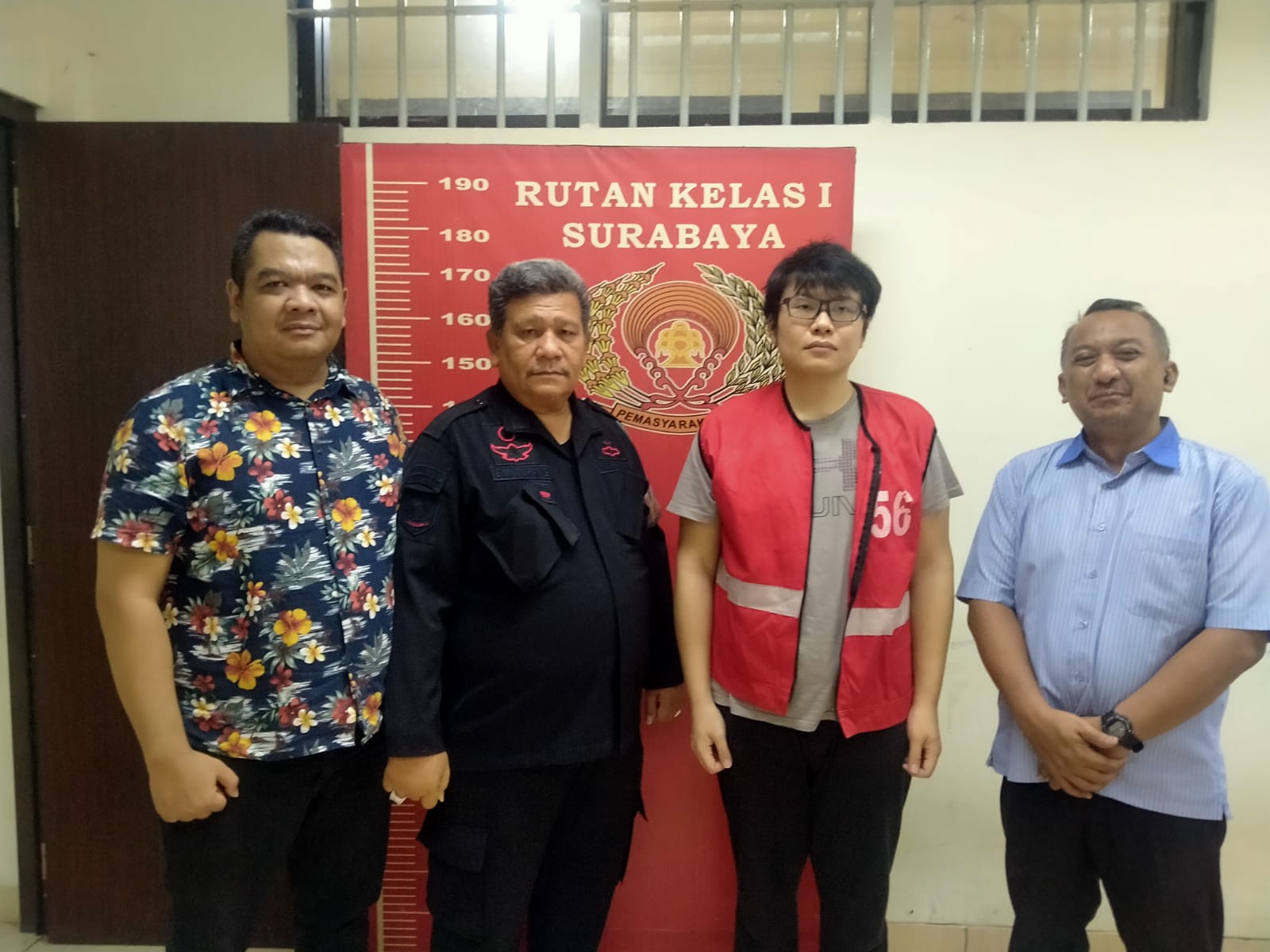 EKSEKUSI - Kakanwil Kemenkumham Jatim Heni Yuwono memastikan melalui Rutan I Surabaya menerima eksekusi terdakwa Ronald Tannur yang dikirim jaksa ke Rumah Tahanan (Rutan) Surabaya di Medaeng, Kecamatan Waru, Sidoarjo, Minggu (27/10/2024).