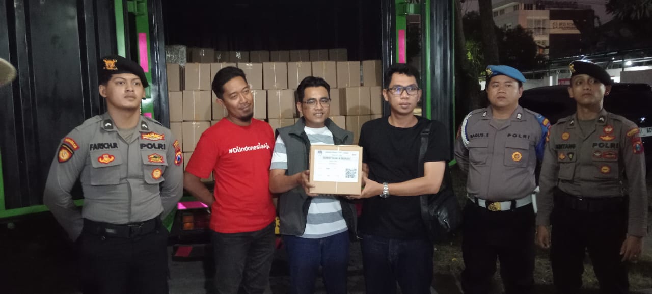 SURAT SUARA - KPU Kabupaten Sidoarjo menerima kebutuhan logistik surat suara untuk Pemilihan Bupati (Pilbup) dan Wakil Bupati Sidoarjo 2024 yang tiba Minggu (27/10/2024) sore kemarin.