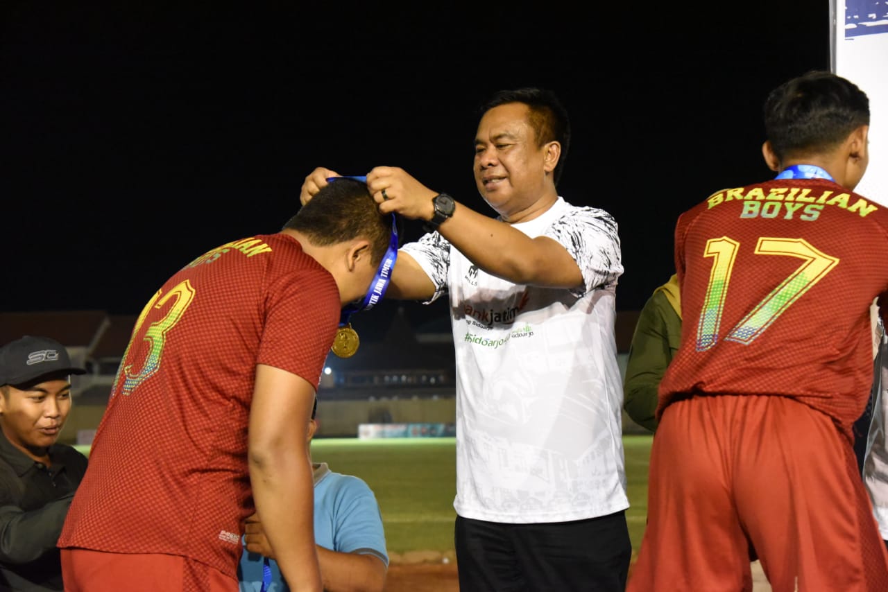 LAGA - Pjs Bupati Sidoarjo Muhammad Isa Ansori merasa bangga pada alumni APDN atas loyalitas dan kekompakan kerja di pertandingan Laga Asthabrata League 2024 yang digelar IKAPTK di Stadion Jenggolo, Sidoarjo, Minggu (27/10/2024).