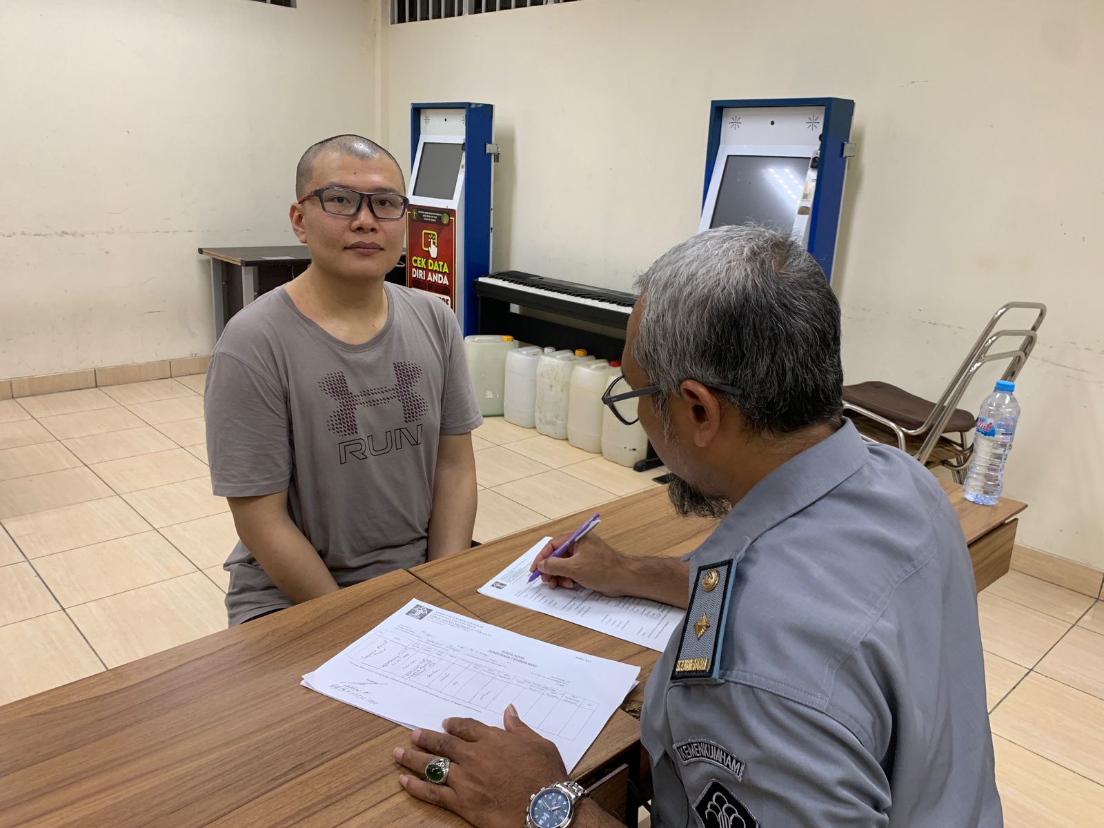 SAKSI - Kendati dieksekusi atas putusan kasasi Mahkamah Agung (MA) Ronald Tannur tidak langsung ditempatkan di Lembaga Pemasyarakatan (Lapas) tapi di Rutan Surabaya karena masih dibutuhkan menjadi saksi penyidikan di perkara lainnya, Senin (28/10/2024).