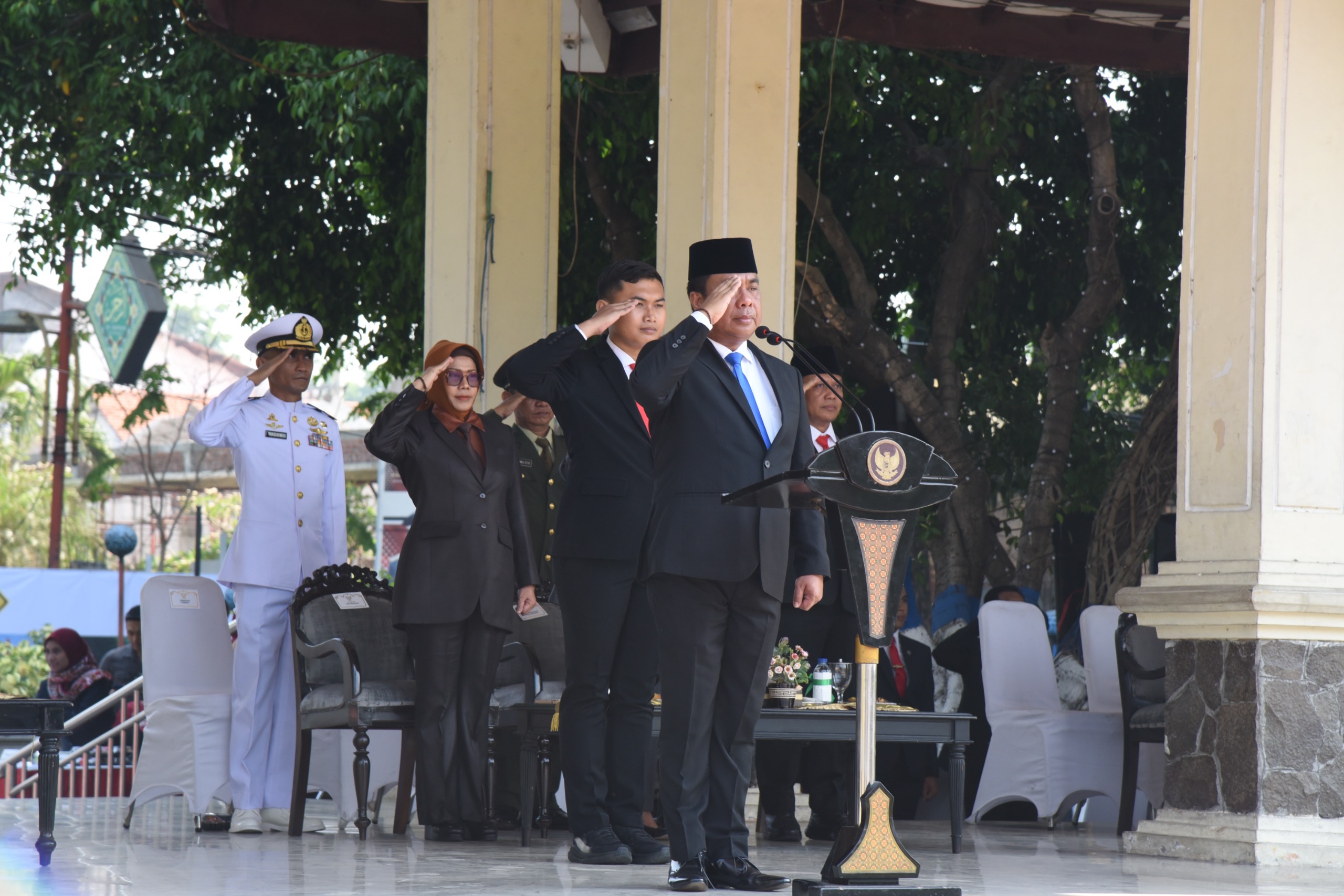 UPACARA - Pjs Bupati Sidoarjo, Muhammad Isa Anshori menjadi Inspektur Upacara Peringatan ke 96 Tahun Hari Sumpah Pemuda 2024 yang digelar di Alun - Alun Sidoarjo, Senin (28/10/2024). 