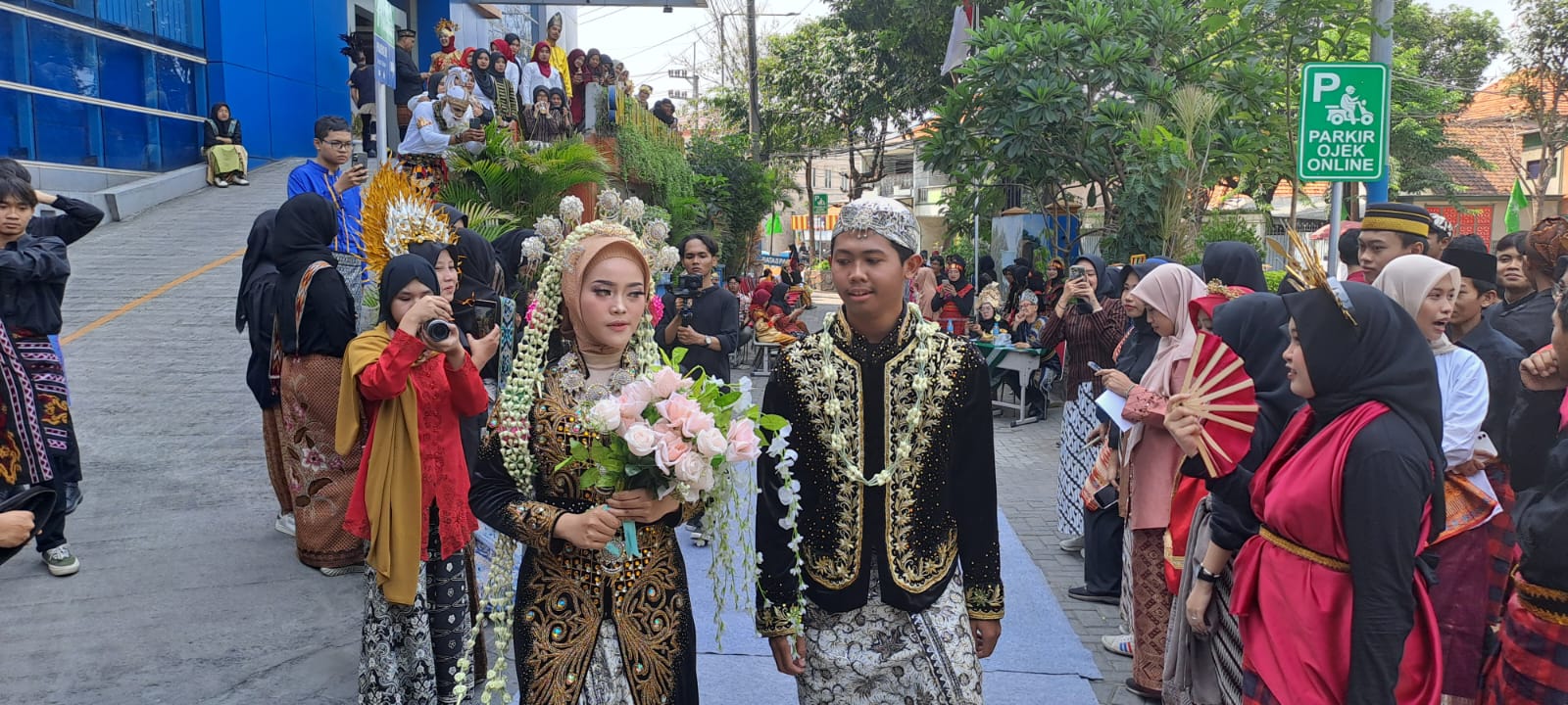 FASHION SHOW - Para guru maupun siswa dan siswi Smamita Sidoarjo mengenakan pakaian adat Nusantara saat Fashion Show dalam memperingati Bulan Bahasa dan Sumpah Pemuda di halaman sekolah setempat, Senin (28/10/2024).