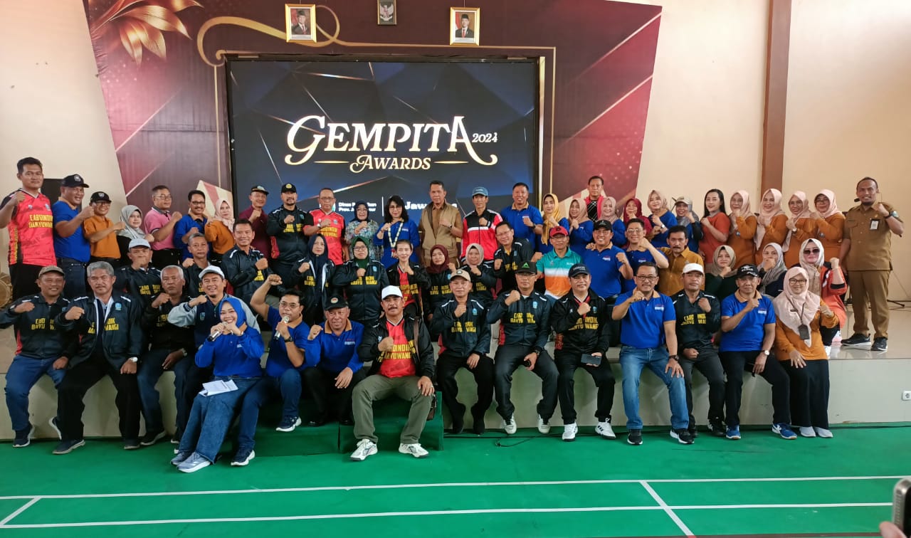 PEMBUKAAN - Kepala SMAN 4 Sidoarjo Dr Karyanto dan Ketua Pelaksana menyambut kehadiran Kabid Guru dan Tenaga Kependidikan (GTK) Dinas Pendidikan Provinsi Jatim Ety Pramesti saat pembukaan Gempita Award 2024 di Aula SMAN 4 Sidoarjo, Selasa (29/10/2024).