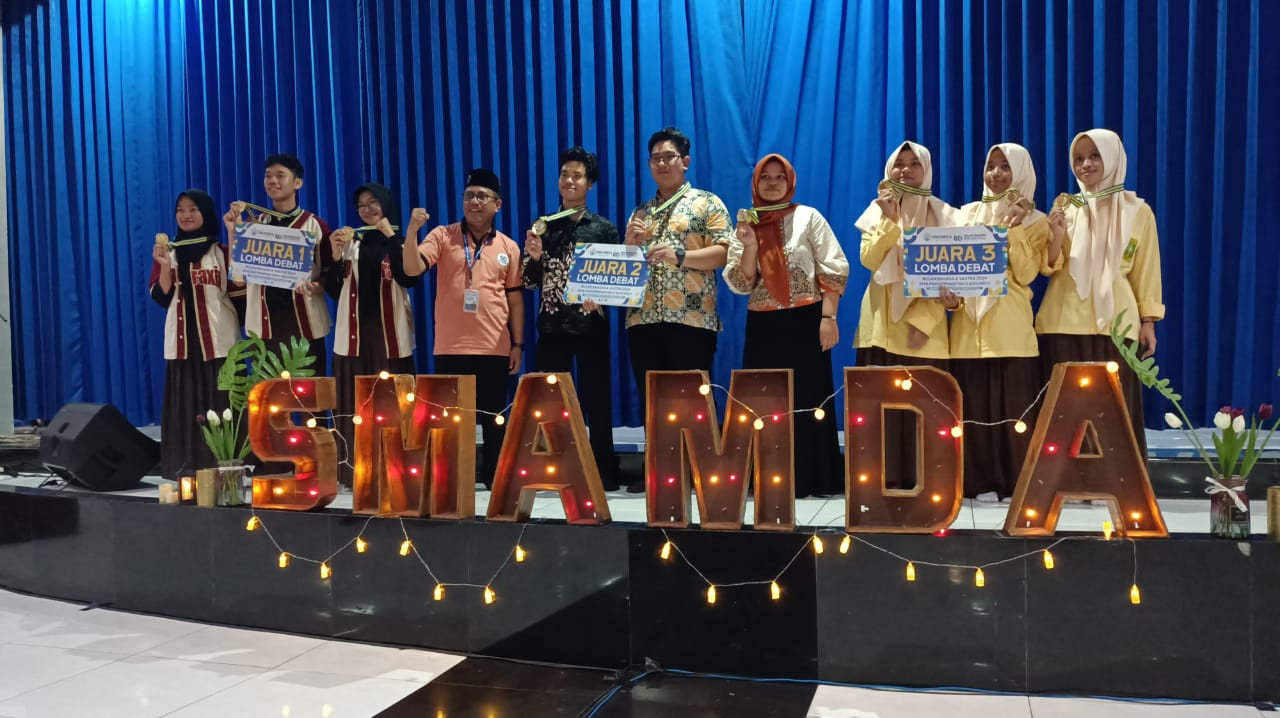 JUARA - Kepala SMA Muhammadiyah 2 (Smamda) Sidoarjo, M Zainul Arifin menyerahkan hadiah kepada tiga pemenang Lomba Debat antar kelas yang digelar sebagai peringatan Bulan Bahasa dan Sumpah Pemuda di Auditorium KH A R Fachruddin Smamda Sidoarjo, Selasa (29
