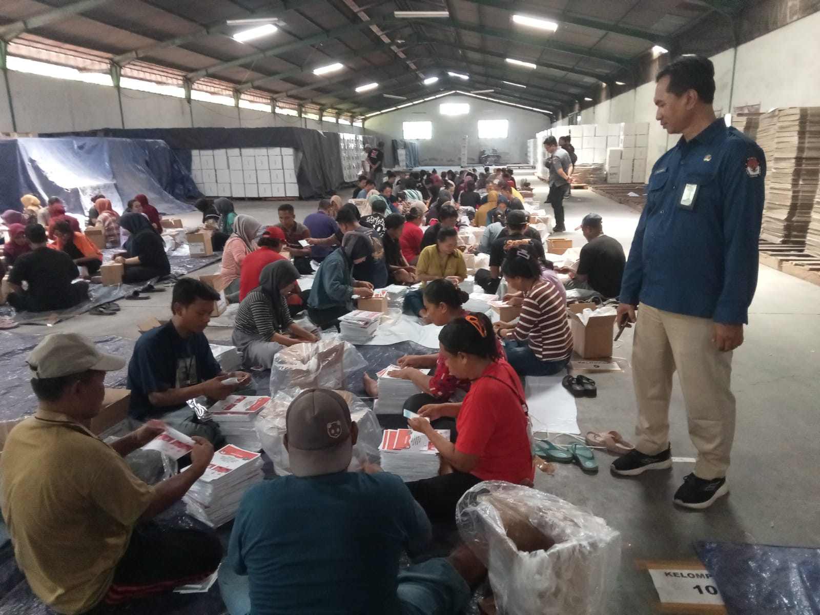 SORTIR - Komisi Pemilihan Umum (KPU) Kabupaten Sidoarjo mulai melakukan penyortiran dan pelipatan 1,5 juta kartu surat suara Pemilihan Bupati dan Wakil Bupati Sidoarjo, Selasa (29/10/2024). 