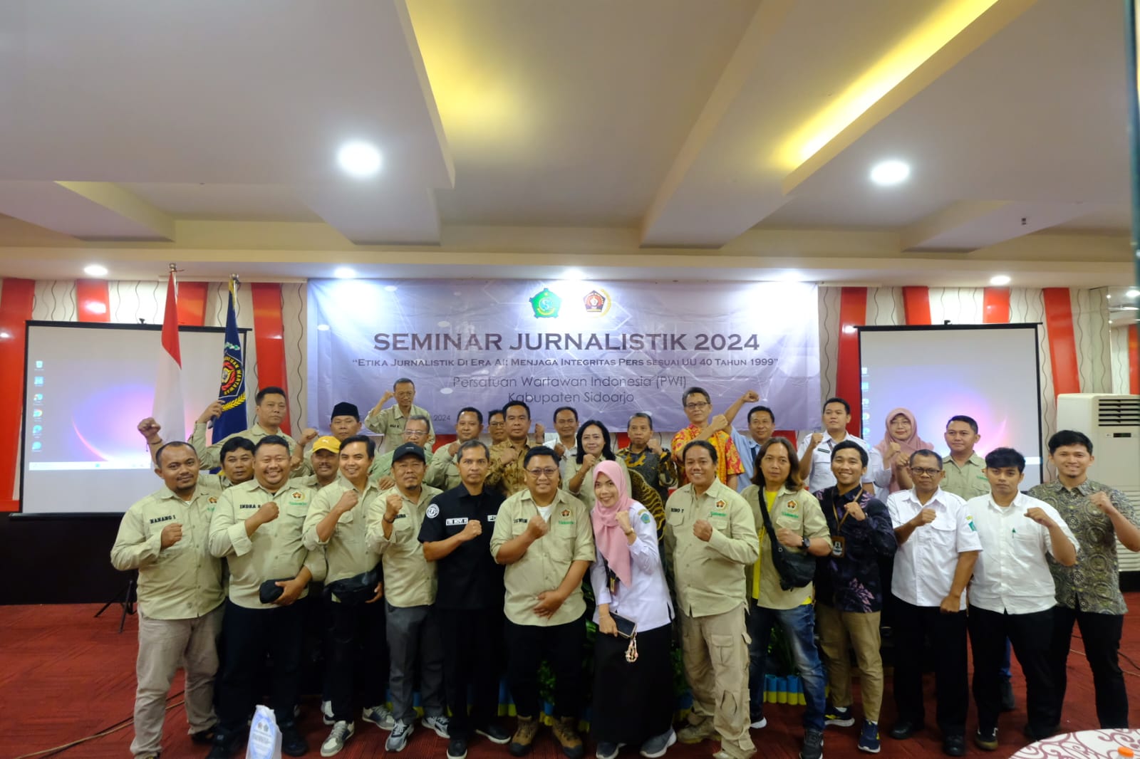 PARTNER - Pjs Bupati Sidoarjo, Muhammad Isa Anshori menganggap wartawan tidak hanya teman tetapi sebagai sahabat saat menghadiri Seminar Jurnalistik 2024 yang digelar PWI Sidoarjo di Hotel Halogen Juanda, Sidoarjo, Rabu (30/10/2024). 