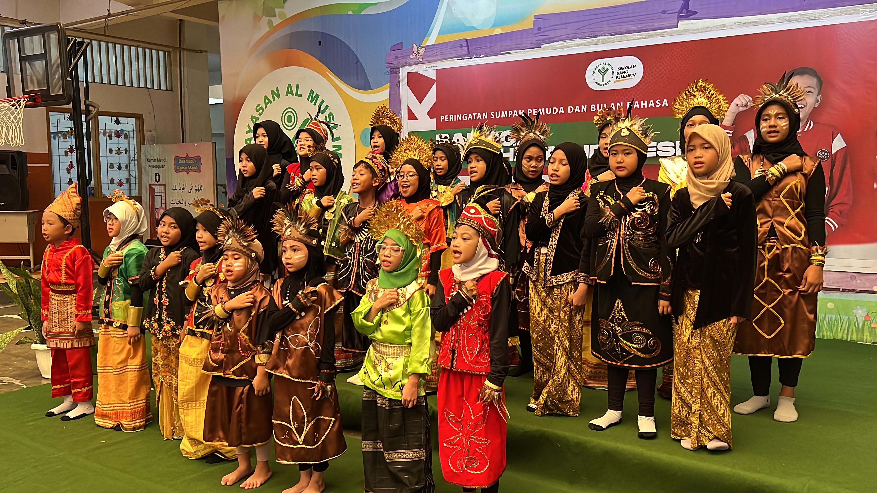 BAHASA - Siswa dan siswi SD Al Muslim memperingati Hari Sumpah Pemuda dengan berangkat ke sekolah menggunakan baju khas dari berbagai macam daerah di Indonesia serta merayakan Bulan Bahasa bertema Bangga Berbahasa Indonesia, Senin (28/10/2024).