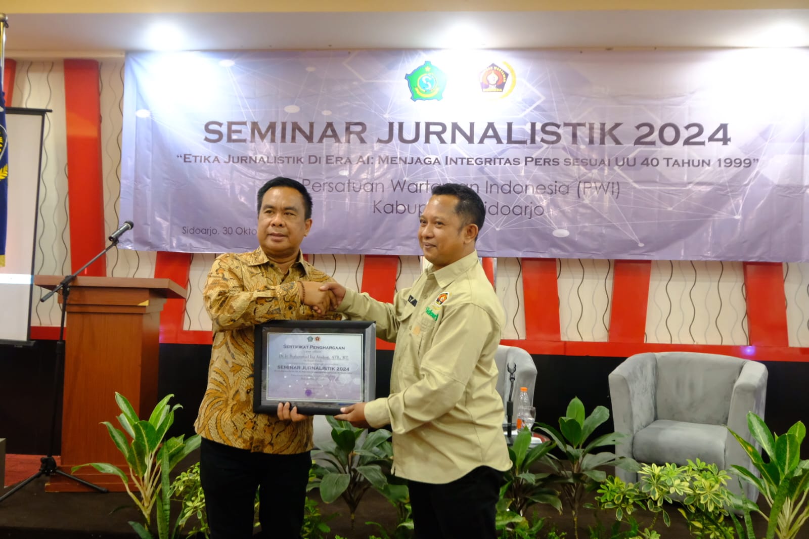 SEMINAR - Persatuan Wartawan Indonesia (PWI) Kabupaten Sidoarjo menggelar Seminar Jurnalistik bertema Etika Jurnalistik di Era AI: Menjaga Integritas Pers sesuai UU No 40 Tahun 1999 di Hotel Halogen Juanda, Sidoarjo, Rabu (30/10/2024).