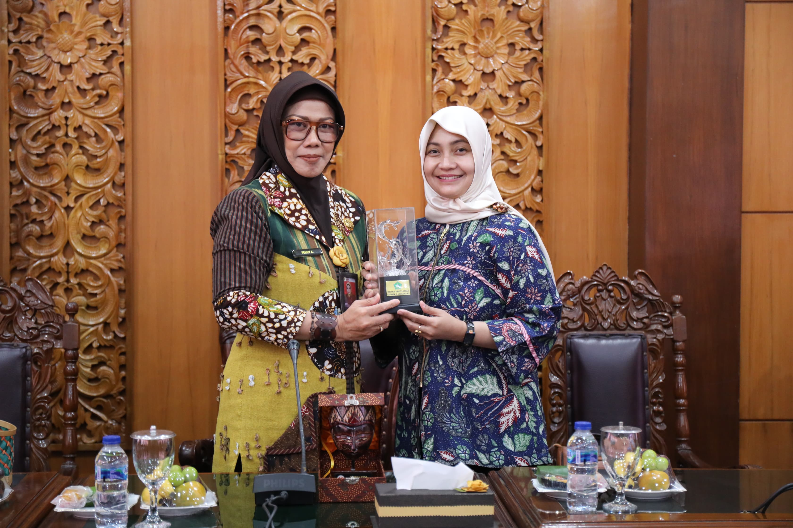 SAMBUTAN - Sekretaris Daerah (Sekda) Kabupaten Sidoarjo, Dr Fenny Apridawati menyambut kunjungan kerja rombongan Kota Surakarta di Opsroom Setda Kabupaten Sidoarjo, Kamis (31/10/2024).