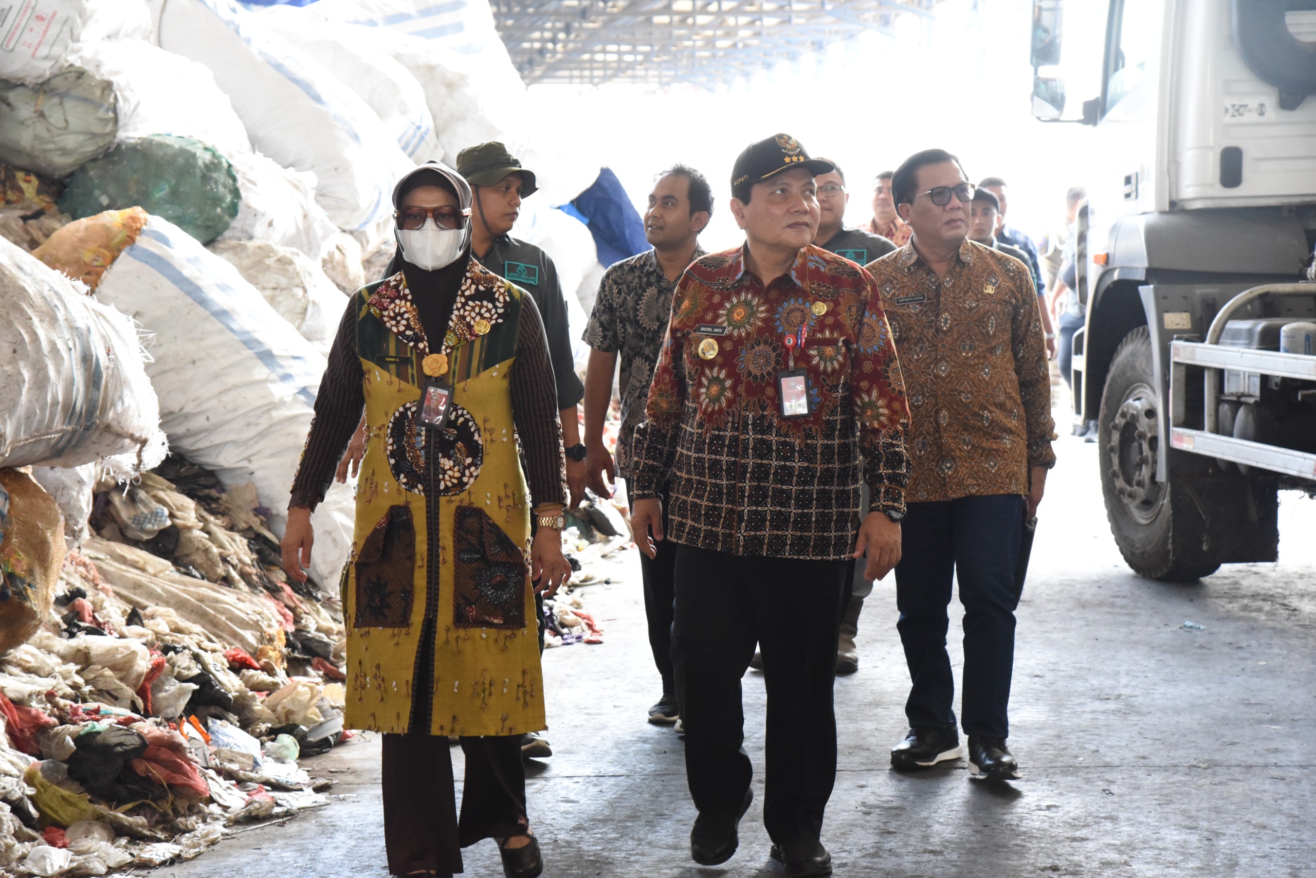 SAMPAH - Pengelolaan sampah yang dilakukan Pemkab Sidoarjo menarik Pemkab Bogor. Pj Bupati Bogor, Bachril Bakri beserta rombongan datang ke Kabupaten Sidoarjo untuk belajar pengelolaan sampah di TPA Jabon, Sidoarjo, Kamis (31/10/2024). 