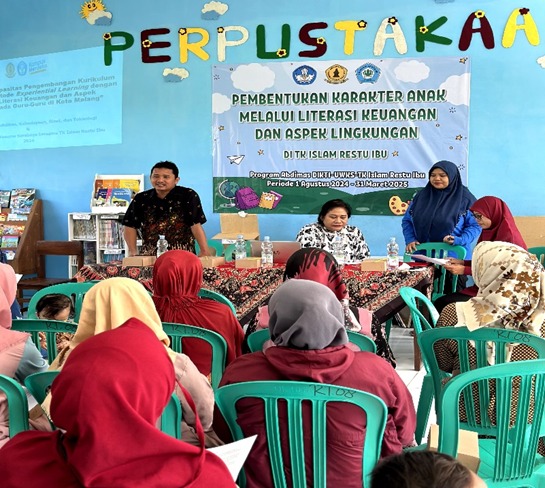 Tim Penmas UWKS mendampingi peningkatan kapasitas pengembangan kurikulum menggunakan metode Experential Learning melibatkan komponen dan aspek lingkungan para guru TK Islam Restu Ibu, Kecamatan Sukun, Kota Malang.