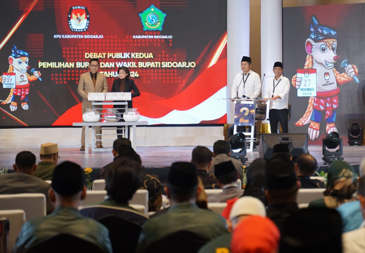 PAPARAN - Paslon Bupati dan Wabup Sidoarjo, Achmad Amir Aslichin dan Edy Widodo (SAE) tampil penuh semangat menyampaikan program visi dan misinya dalam debat kedua yang digelar Komisi Pemulihan Umum (KPU) di Hotel Aston Sidoarjo, Kamis (31/10/2024) malam.
