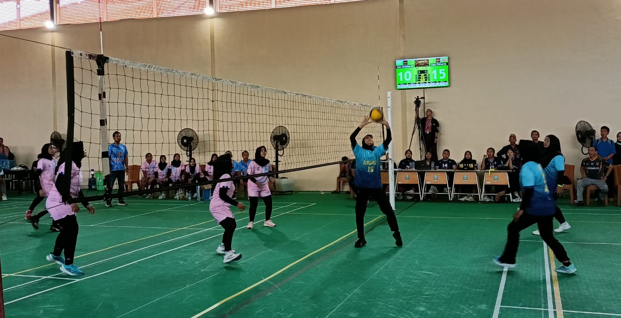 FINAL - Tim voli putri Mojokerto berhasil keluar sebagai juara pada ajang bergengsi Gempita Award 2024 yang digelar di GOR Sport Center SMAN 4 Sidoarjo usai mengalahkan tim putri Sidoarjo dengan skor akhir 3 - 1, Jumat (01/11/2024) sore. 