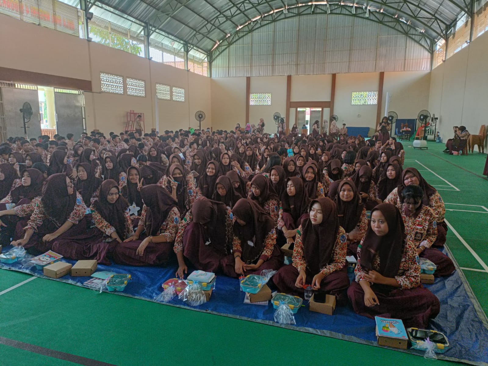 SOSIALISASI - Dua dokter RSUD Notopuro, Sidoarjo mensosialisasikan kesehatan soal kesehatan kulit dan gigi kepada sekitar 400 siswa kelas X SMAN 4 Sidoarjo di Gedung Sport Center sekolah setempat, Jumat (01/11/2024).
