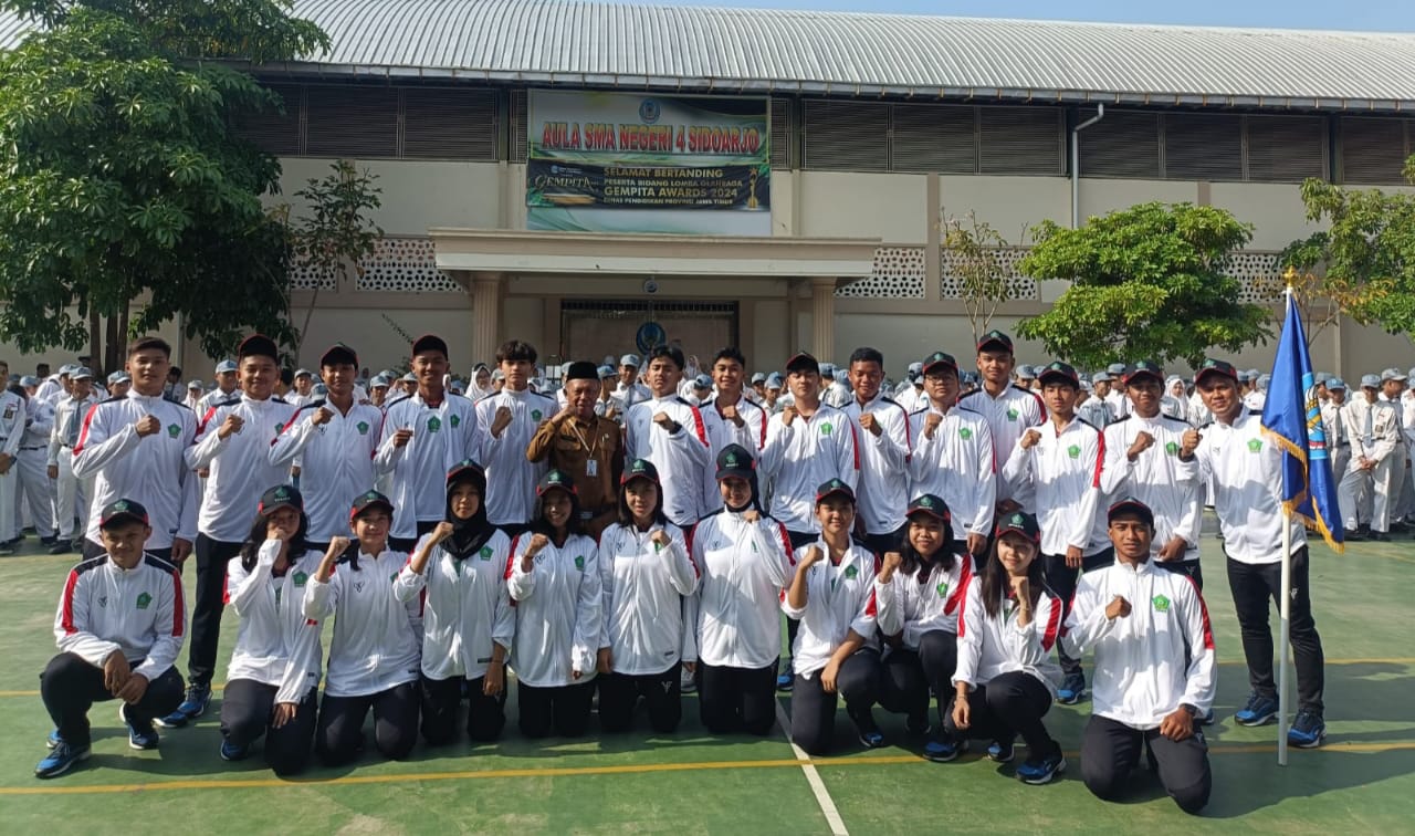 BERANGKATKAN - Kepala SMAN 4 Sidoarjo, Dr Karyanto memberangkatkan 24 atlet dan 2 pelatih berpengalaman untuk mengikuti Popda XIV Jatim usai upacara bendera sekaligus meminta restu para guru di lapangan SMAN 4 Sidoarjo, Senin (04/11/2024).