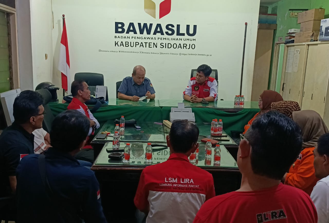 AUDIENSI - Bupati LSM LIRA Sidoarjo Winarno dan anggotanya audiensi dengan Ketua Bawaslu Sidoarjo, Agung Nugraha soal dugaan mobilisasi Kades untuk pemenangan Paslon serta netralitas ASN di Pemkab Sidoarjo yang tidak diproses Bawaslu, Senin (04/11/2024).