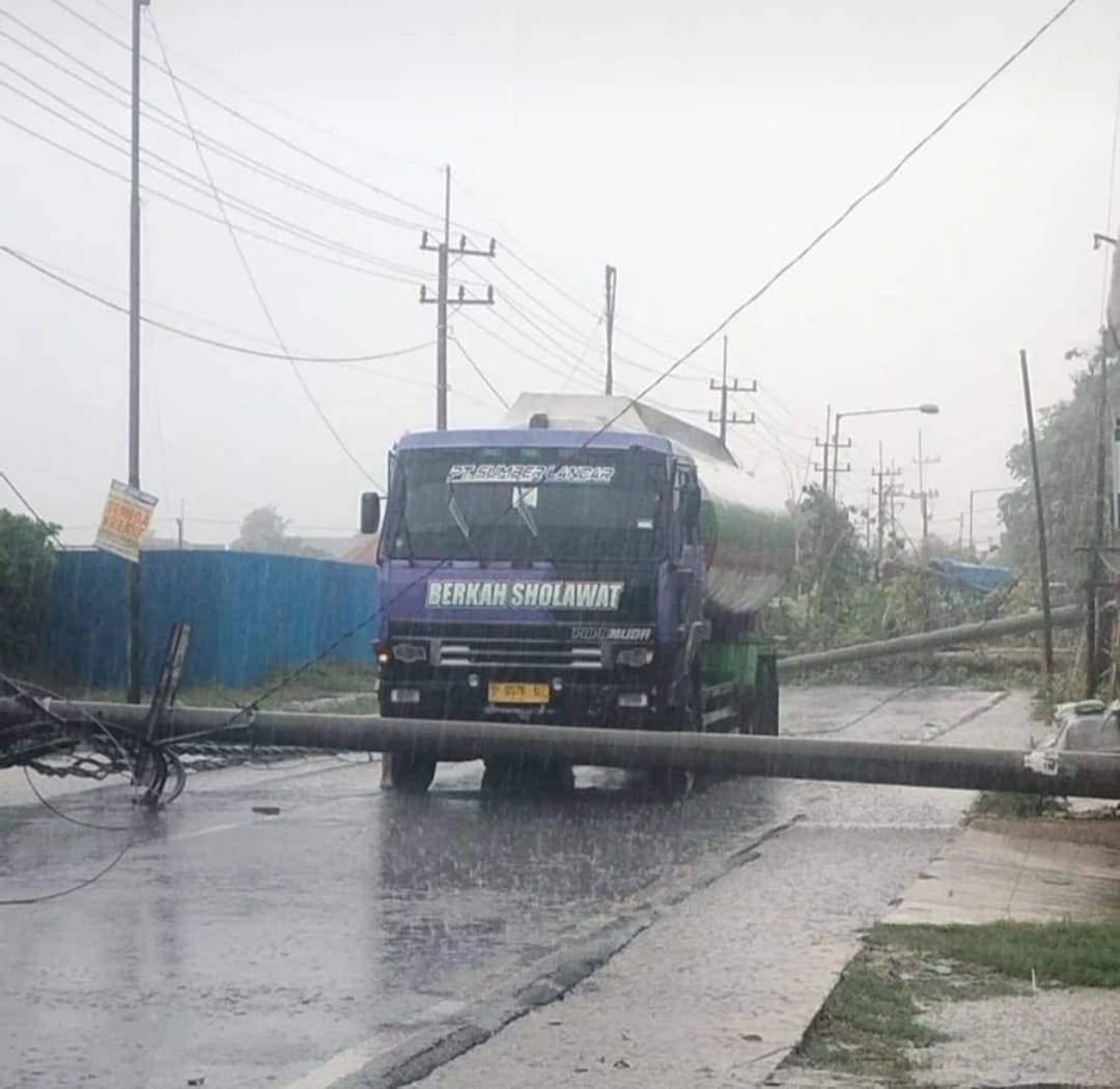 ROBOH - Beberapa tiang listrik dan pohon ambruk nyaris mengenai truk yang melintas di JL Raya Kemangsen, Kecamatan Balongbendo - Krian, Senin (04/11/2024).