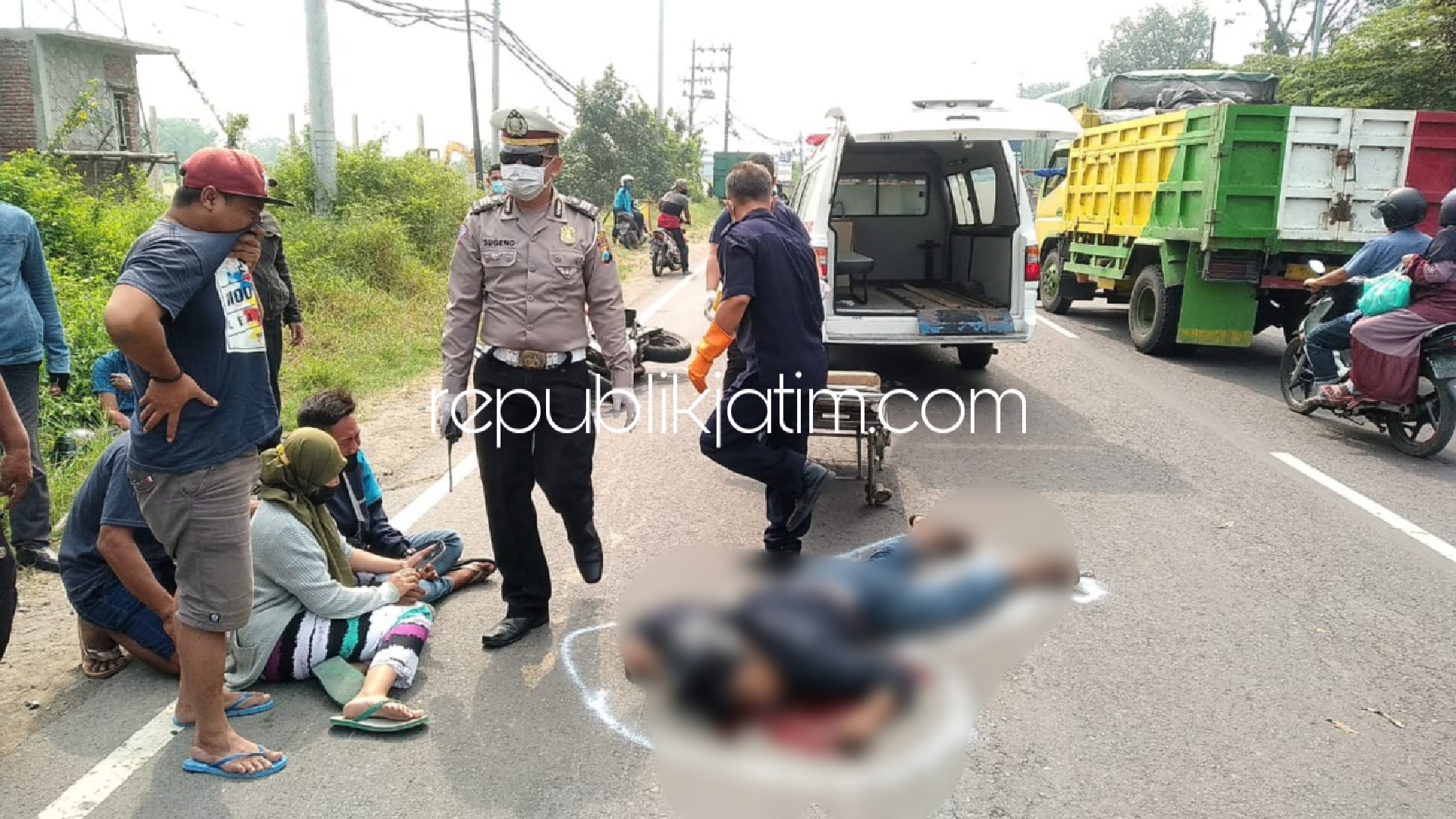 OLAH TKP - Sejumlah anggota Unit Lantas Polsek Balongbendo dan Polresta Sidoarjo saat melaksanakan olah TKP di lokasi kecelakaan motor CBR bersenggolan dengan truk di JL Raya Kemangsen, Kecamatan Balongbendo, Sidoarjo, Kamis (22/07/2021).