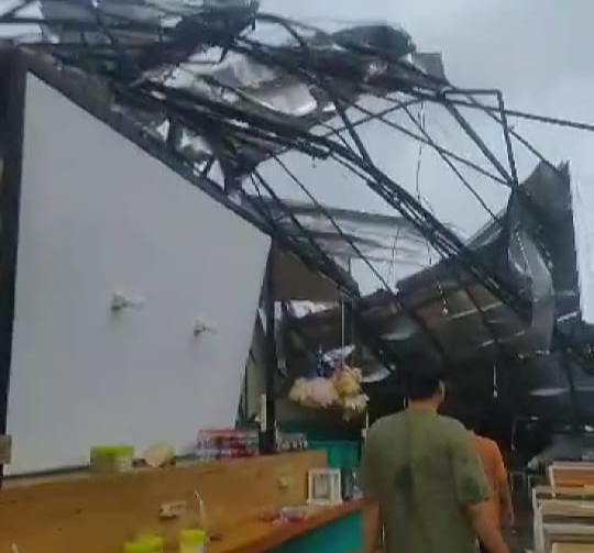 RUSAK - Sebuah bangunan Warung Kopi (Warkop) yang ada di Desa Kemangsen, Kecamatan Balongbendo, Sidoarjo rusak dan porak poranda diterjang amukan angin puting beliung, Minggu (04/02/2024) petang. 