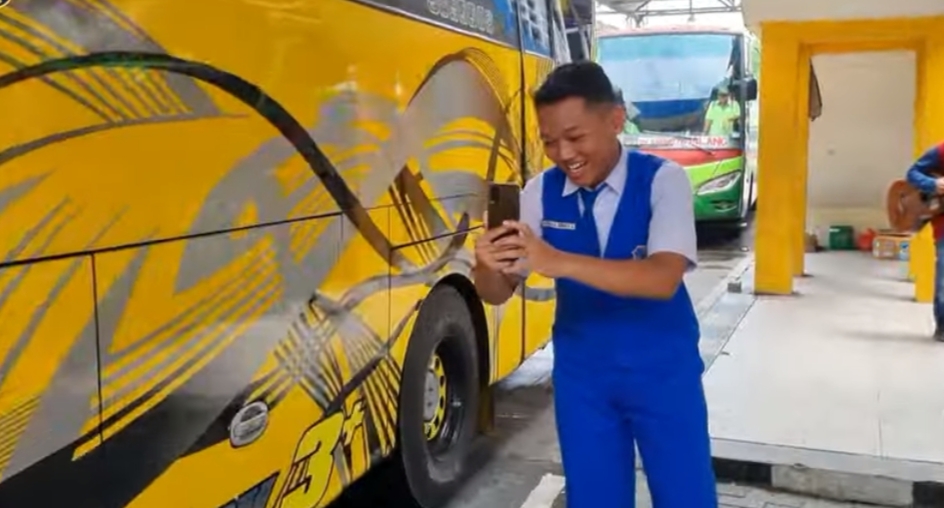 BUS MANIA - Siswa kelas 9 - C Spemduta Sidoarjo, Manggala Abimata menceritakan soal asal muasal dirinya menyukai bus saat membuat konten Media Sosial (Medsos) di Terminal Bungurasih, Kecamatan Waru, Sidoarjo beberapa waktu lalu.