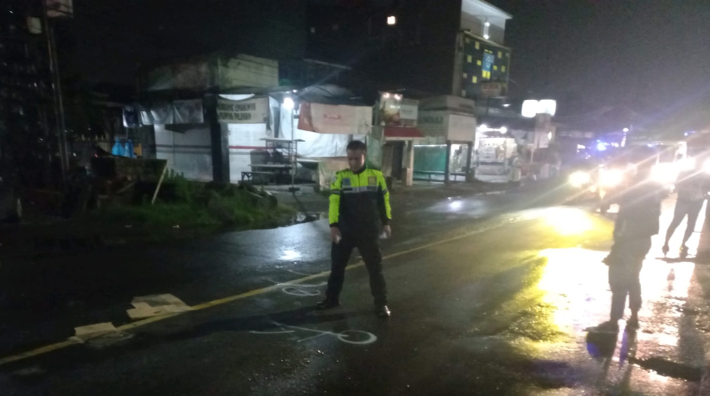 OLAH TKP - Sejumlah petugas Satuan Lantas, Polresta Sidoarjo menggelar olah TKP kecelakaan motor Honda Scoopy terserempet bus di JL Raya Letjen Sutoyo di depan Toserba Dea Desa Medaeng, Kecamatan Waru, Sidoarjo, Selasa (13/02/2024) dini hari.