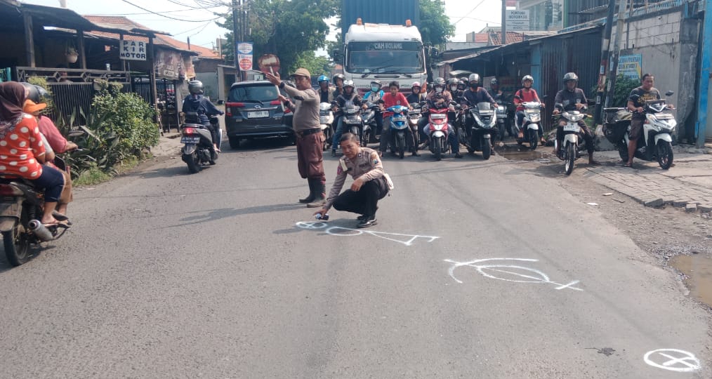 TKP - Petugas Satuan Lantas, Polresta Sidoarjo menggelar olah TKP kecelakaan antara sepeda motor Honda Vario dan dump truk di JL Raya Desa Jemundo, Kecamatan Taman, Sidoarjo tepat di depan garasi PT Bunga Ndaru, Jumat (16/02/2024).