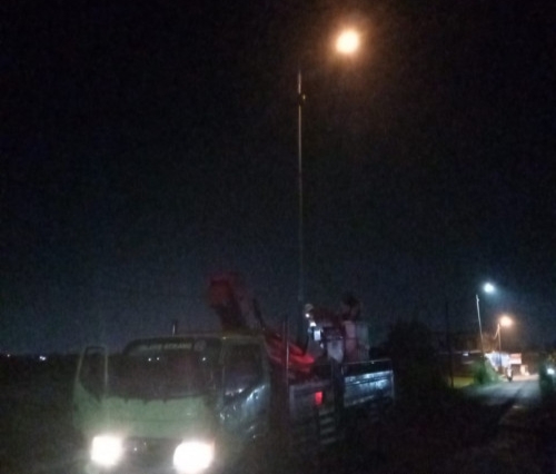 PERBAIKI - Sejumlah petugas PJU Dishub Pemkab Sidoarjo memperbaiki PJU yang mati di JL Raya Wonokasian - Pilang, Kecamatan Wonoayu, Sidoarjo, Senin (19/02/2024). 