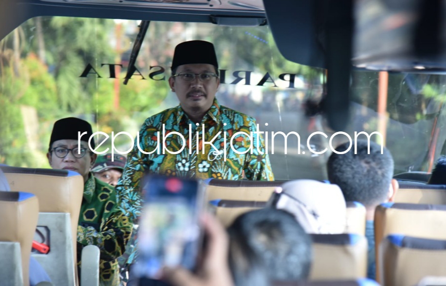BERANGKATKAN - Bupati Sidoarjo Ahmad Muhdlor Ali didampingi Ketua DPRD Sidoarjo Usman saat memberangkatkan rombongan mudik gratis pada Hari Raya Idul Fitri 1444 Hijriyah Tahun 2023 kemarin. 
