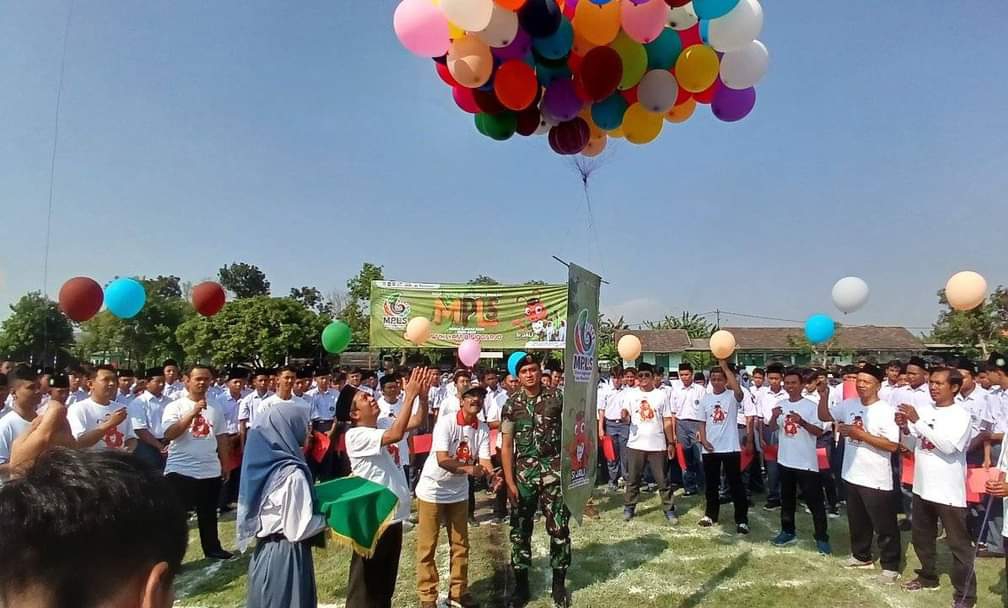 MPLS - Kepala SMK YPM 8 Sidoarjo, Dr Kisyanto didampingi Komandan Kompi Kavaleri Panser 3 Kapten Andrie Romadhon Perkasa melepas balon tanda dimulainya MPLS SMK YPM 8 Sidoarjo di lapangan Kavaleri Panser 3 Sumput, Sidoarjo, Sabtu (13/07/2024).