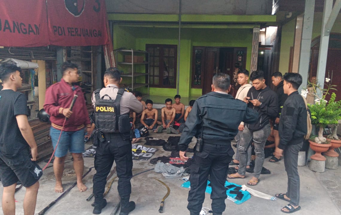 DIAMANKAN - Sebanyak 16 anggota gangster Sanggong diamankan petugas Satuan Samapta Polresta Sidoarjo dari salah satu rumah warga Desa Becirongengor, Kecamatan Wonoayu, Sidoarjo, Sabtu (10/08/2024). 