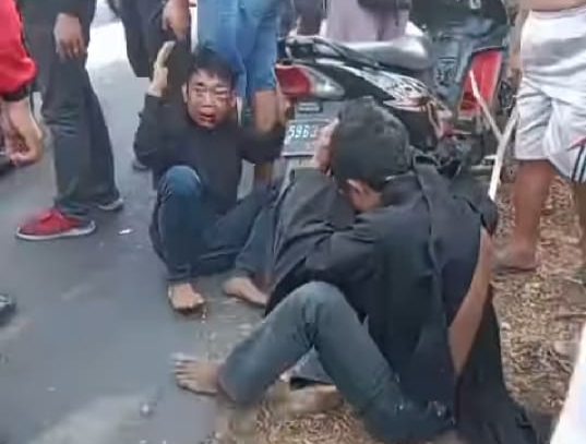 BABAK BELUR - Dua pencuri DFA dan MR warga Surabaya babak belur dihajar warga Jabon usai menggondol motor Honda Vario warna putih milik MD (13) saat kunci kontak menempel di depan Toko Desa Permisan, Kecamatan Jabon, Sidoarjo, Selasa (10/09/2024) sore.
